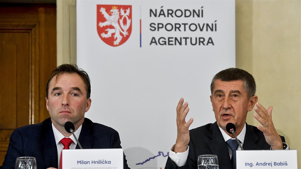 Zleva pedseda Národní sportovní agentury (NSA) Milan Hnilika a premiér Andrej...