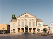 Národní divadlo a sousoí Goetheho a Schillera