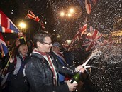 Lidé slaví odchod Velké Británie z Evropské unie, který se uskutenil v pátek...