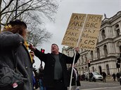 Lidé vycházeli do ulic Londýna s transparenty.