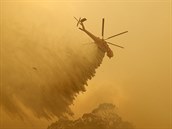 Helikoptéra hasí poár poblí hlavního australského msta Canberry.