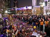 Fanouci se scházeli ped halou Lakers a na památku Kobeho Bryanta pinesli...