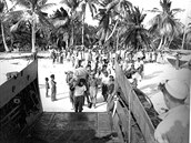 Obyvatelé atolu Bikini odjídí z ostrova. Do svého domova se ji nikdy nevrátí.