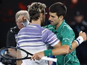 Dominic Thiem gratuluje Srbovi Djokoviovi k vítzství po finále Australian Open