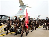 ínská lidová osvobozenecká armáda na letiti ve Wu-chanu.