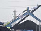 Aktivisté ze spolku Ende Gelände obléhali novou uhelnou elektrárnu Datteln 4,...