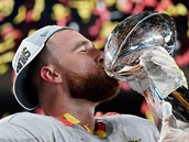 Travis Kelce z Kansas City Chiefs slaví zisk Super Bowlu