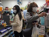 Lidé nakupující ochranné rouky proti nákaze koronavirem.