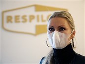 Spolumajitelka firmy Respilon Jana Zimová ukazuje rouku.