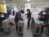 Zamstnanci dezinfikují stanici metra v jihokorejském Soulu.