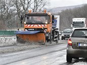 Snení 5. února 2020 od rána komplikovalo dopravu na dálnici D8 mezi Ústím nad...