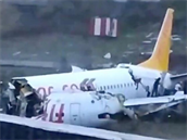 Letadlo, které vyjelo z ranveje v tureckém Istanbulu. Na snímku jsou vidt...