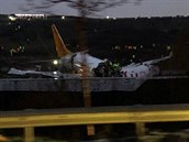 Letadlo, které na istambulském letiti Sabihy Gökçenové vyjelo z dráhy,...