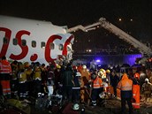 Záchranné práce u letadla na istambulském letiti Sabihy Gökçenové. Letadlo...