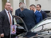 Prezident Zeman vystupuje z auta.