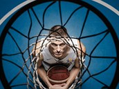 Vítzný snímek Michala Sváka. Na fotografii je basketbalista Pavel Pumprla.