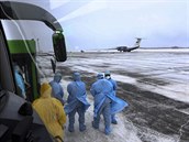 Zdravotníci ekají na letadlo s evakuovanými obany ínského msta Wu-chan,...