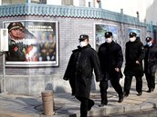 lenové ochranky chrání sami sebe v ulicích Pekingu.