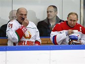 Rusk prezident Vladimir Putin si na led zahrl hokej s ukrajinskm...