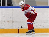 Rusk prezident Vladimir Putin si na led zahrl hokej s ukrajinskm...
