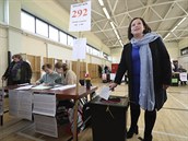 Sinn Fein pedsedkyn Mary Lou McDonald hlasuje v irských veobecných volbách v...