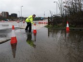 Záplavy u fotbalového stadionu v Manchestru.