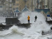 Britské úady rovn vydaly desítky varování ped záplavami, 50 z nich ve...