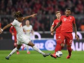 Jerome Boateng v souboji s Christopherem Nkunku z Lipska.