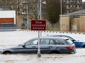 Anglii zasáhli bleskové povodn.