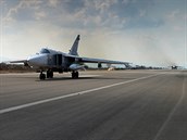 ruský bombardér Su-24 na syrské základn Hmímím.