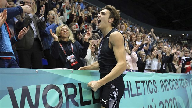 Armand Duplantis slaví pekonání svtového rekordu ve skoku o tyi - 617 cm.