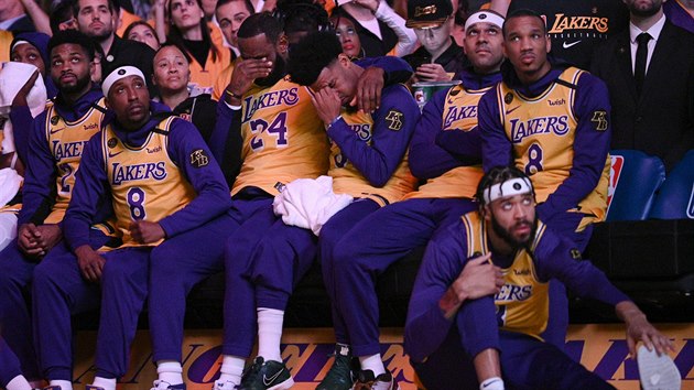 Rozlouení s Kobem Bryantem a jeho dcerou bylo ped zápasem Lakers srdceryvné