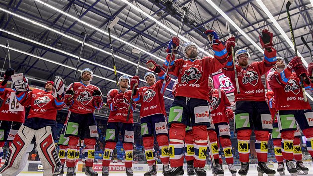 Hrái Pardubic oslavují vítzné derby nad Hradcem.