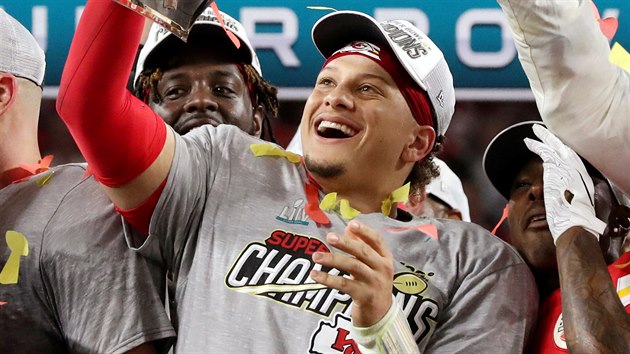 Patrick Mahomes slaví se spoluhrái zisk vytoueného poháru ze Super Bowlu
