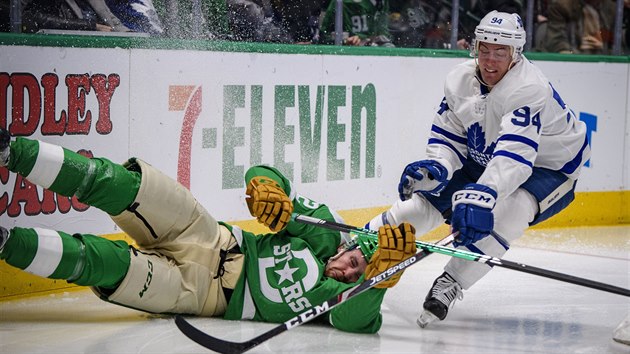 Radek Faksa (12) za Dallas a Tyson Barrie (94) za Toronto v utkání na NHL.