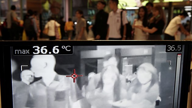 Zaízení na kontrolu teploty ped obchodním domem v Bangkoku v Thajsku.