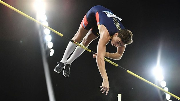 védský tyka Armand Duplantis skoil v Toruni svtový rekord v hale 617 cm. O...