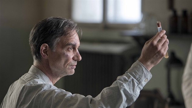 Snímek �arlatán (2020). Re�ie: Agnieszka Hollandová.