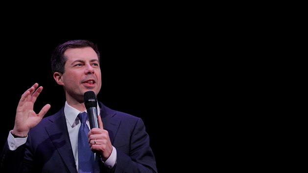 Absolvent Harvardu mluvící plynn 7 jazyky a válený veterán Pete Buttigieg.