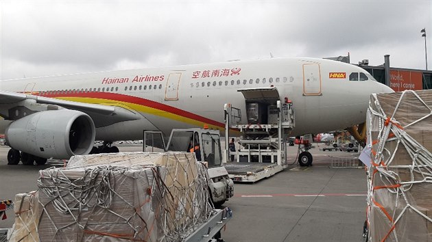 Letadlo Hainan Airlines, které peváelo zdravotnický materiál od Home Creditu.