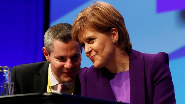 Derek MacKay a skotská premiérka Nicola Sturgeonová.