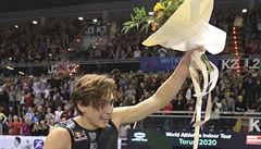 Armand Duplantis slaví pekonání svtového rekordu ve skoku o tyi - 617 cm.