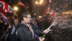 Lidé slaví odchod Velké Británie z Evropské unie, který se uskutečnil v pátek...