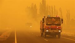 Požáry se blíží k australské metropoli Canbeře. Plameny zachvátily okolí dálnice, znemožňují únik