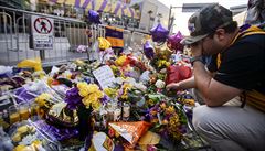 Zni�ení fanou�ci se p�i�li rozlou�it s nedávno zesnulý Kobem Bryantem