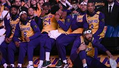 GALERIE: Dojemné rozloučení Lakers s Bryantem (†41). LeBron plakal, fanoušci zaplnili ulici