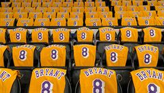 Dres Kobeho Bryanta byl na kadé sedace v hale ped utkáním Lakers