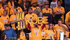 Rozlou�it se s Kobem Bryantem p�i�la na zápas Lakers spousta fanou�k�