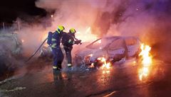 VIDEO: h v Praze zaplil 9 aut, pi tku mu hoely ruce. Policie d o pomoc lkae a lkrnky