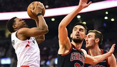 Toronto Raptors proti Chicago Bulls. Zleva Kyle Lowry (7), Tomas Satoransky...